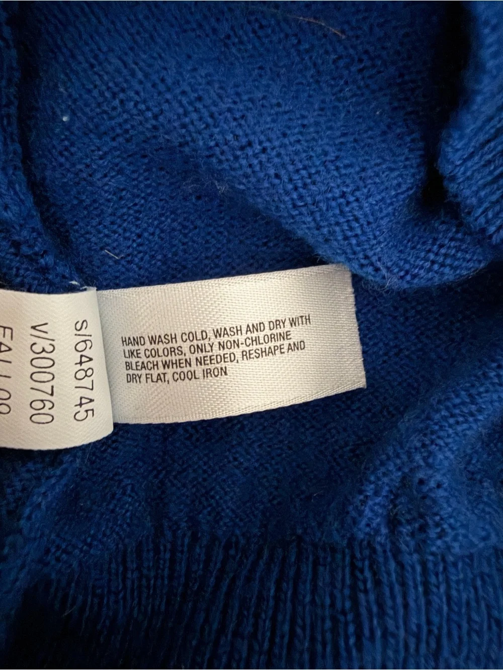 Italian Merino Wool V-Neck Sweater in a deep rich Blue Large - GAP minor flaw